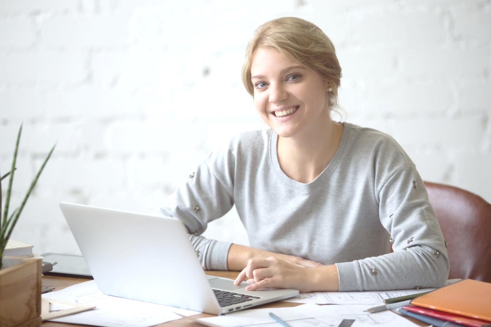 Espace de travail moderne avec documents financiers et ordinateur portable